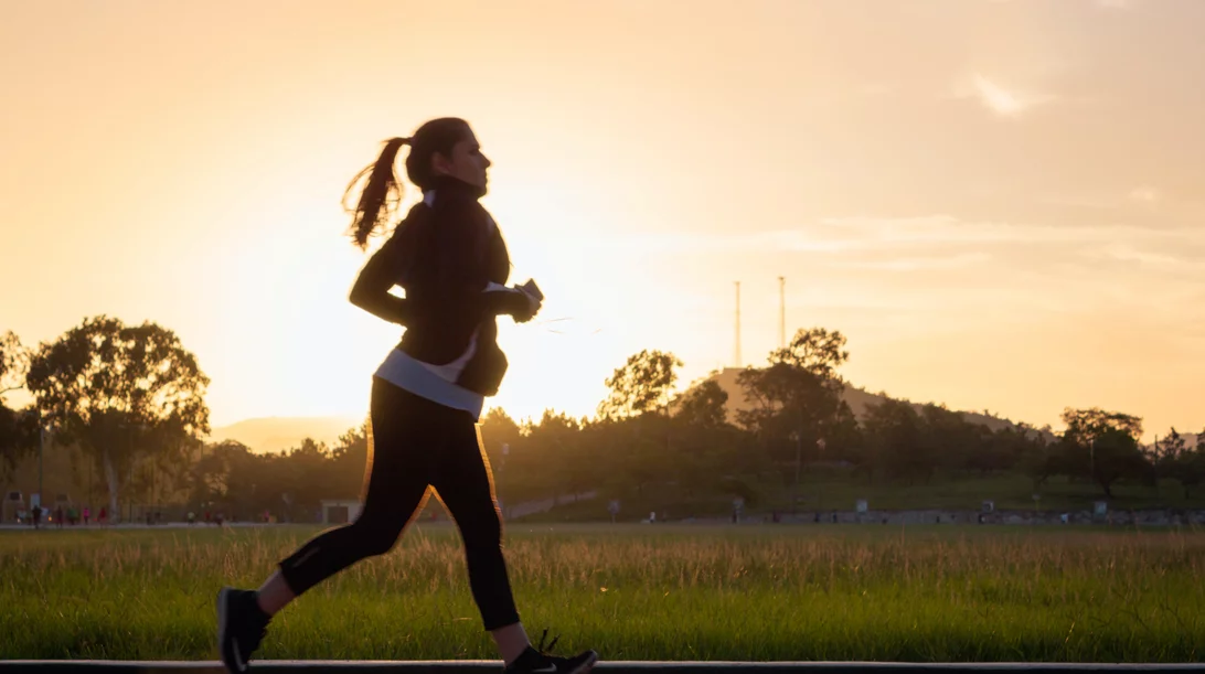 Οι συμβουλές και το πλάνο προπόνησης για να γίνεις πιο γρήγορη στο τρέξιμο