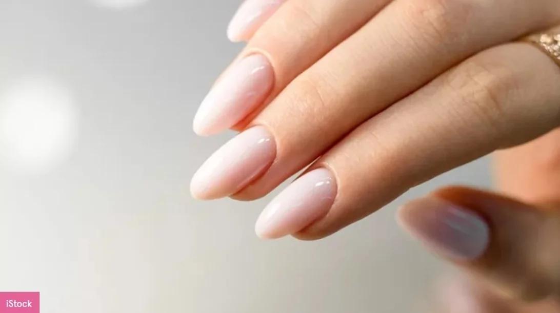 Η viral τάση περιποίησης που χαρίζει πιο δυνατά και όμορφα νύχια
