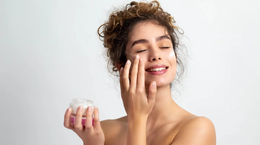 5 κρέμες ματιών με ρετινόλη για βελτίωση της όψης των ρυτίδων και των μαύρων κύκλων