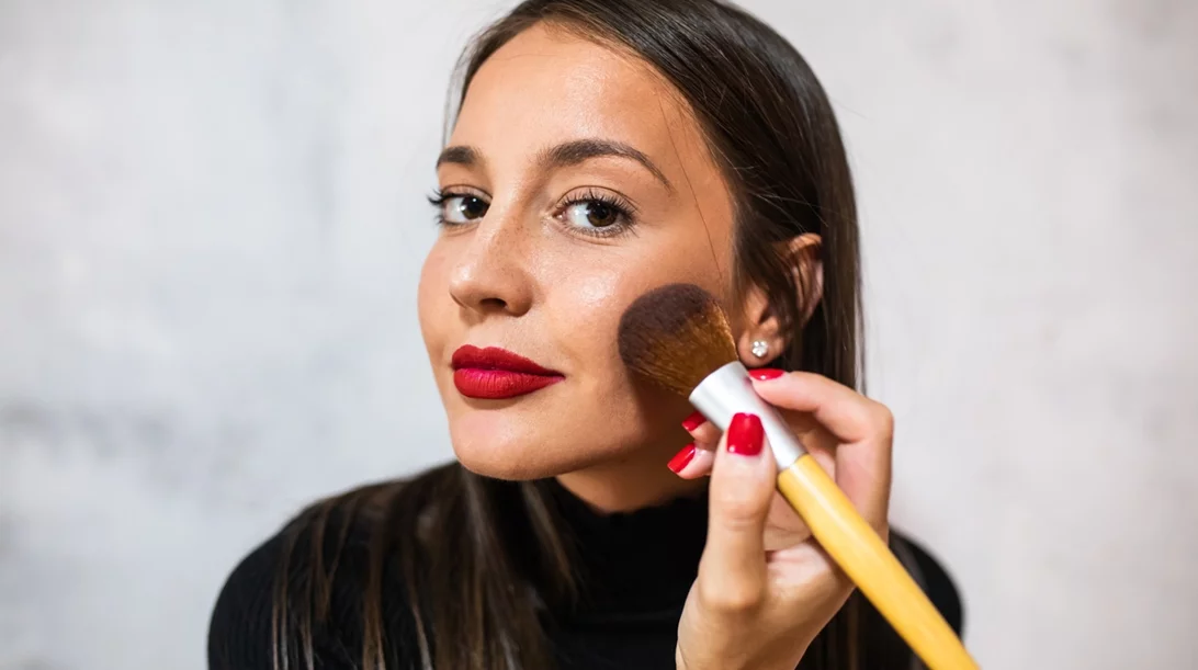 Η πιο κολακευτική απόχρωση ρουζ για τη δική σου επιδερμίδα