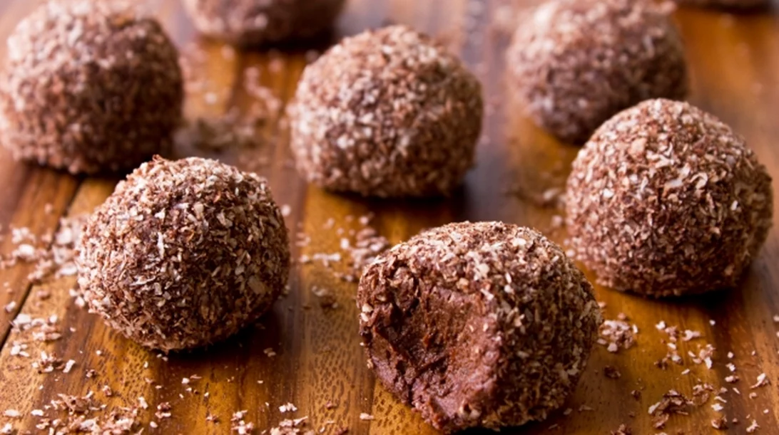 Πεντανόστιμα τρουφάκια σοκολάτας με 3 υλικά και χωρίς προσθήκη ζάχαρης