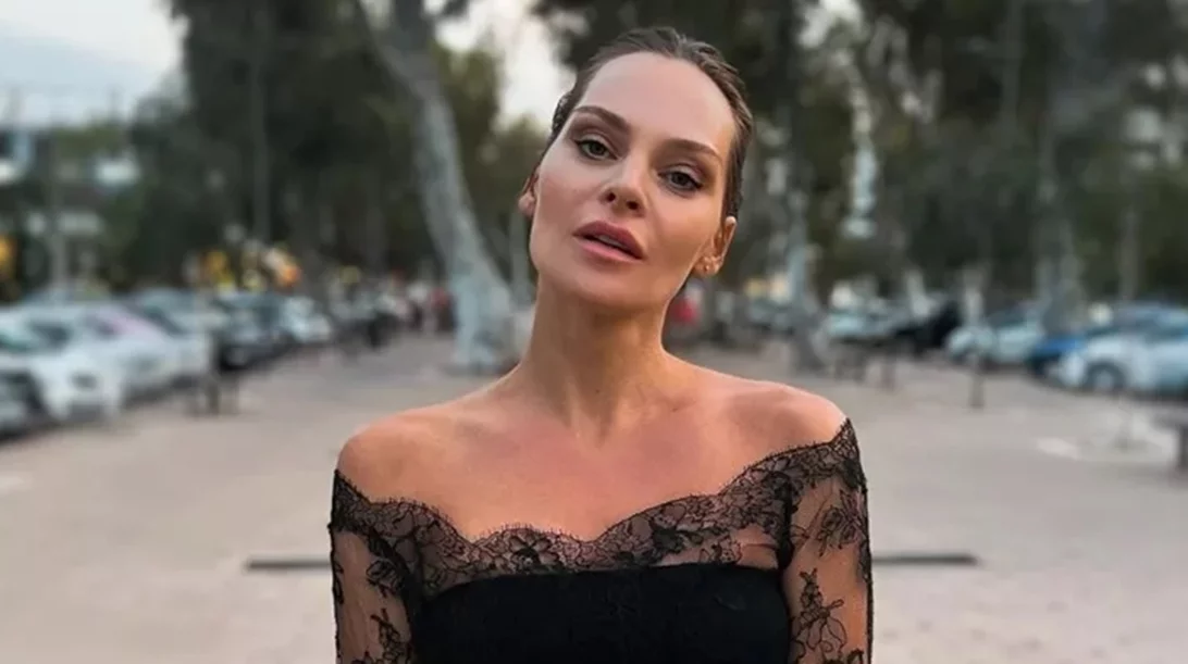 Η Υβόννη Μπόσνιακ φόρεσε το κραγιόν που κάνει τις μελαχρινές να δείχνουν πολύ γοητευτικές