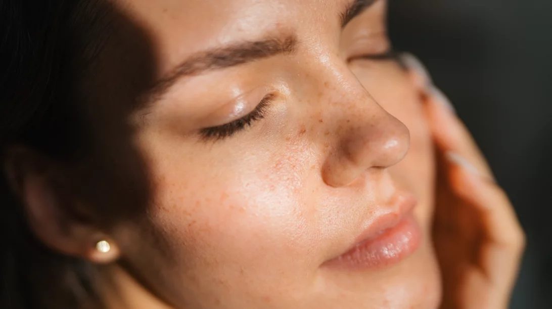 Το μαγικό μυστικό των make-up atists για πρόσωπο χωρίς πρήξιμο