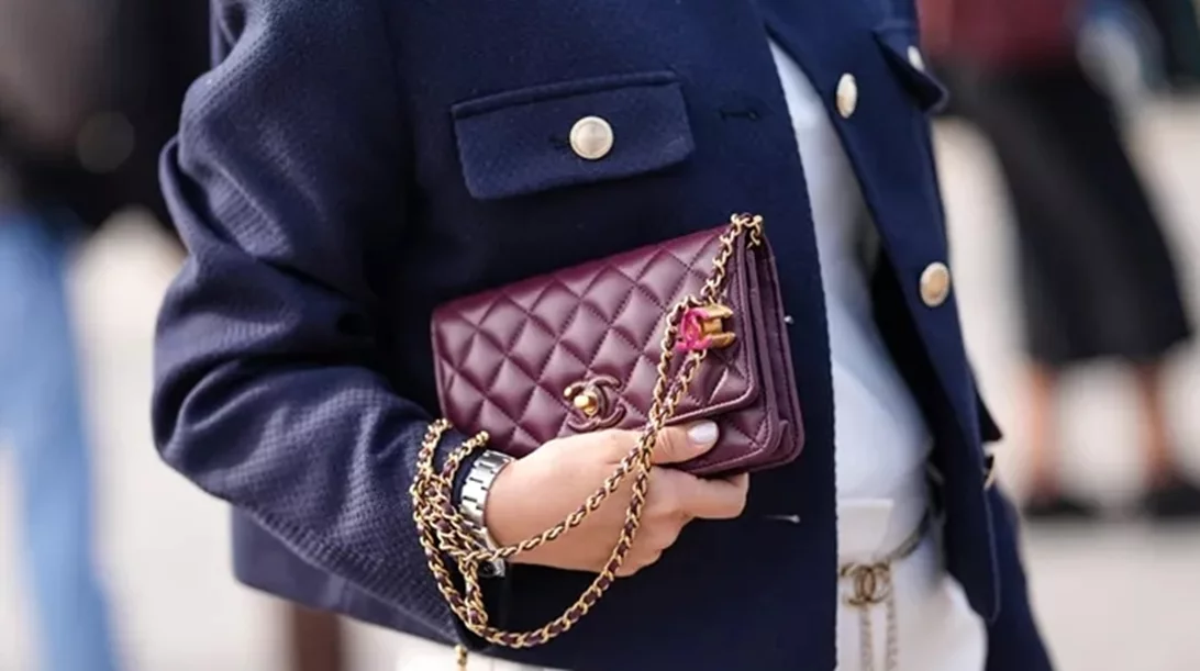 Το χρώμα νυχιών που κάνει κάθε εμφάνιση να δείχνει (ακόμα) πιο "ακριβή"