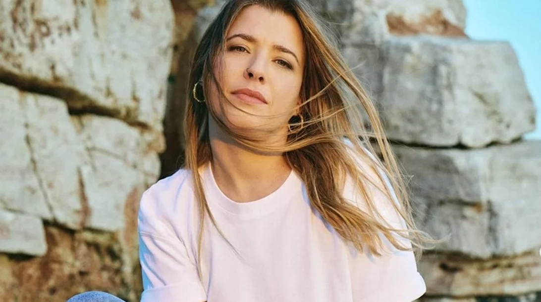 Δεν την έχεις ξαναδεί έτσι: Η Ιουλία Καραπατάκη σε zipline πάνω από τον Αχέροντα!