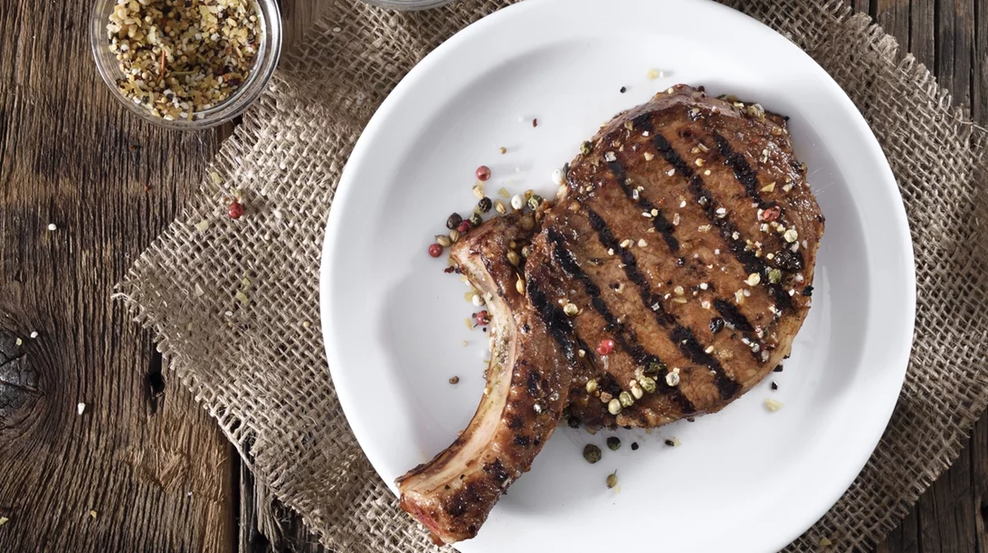 Καμπανάκι για το κόκκινο κρέας και τη ζάχαρη: Πώς συνδέονται με τον καρκίνο του παχέος εντέρου