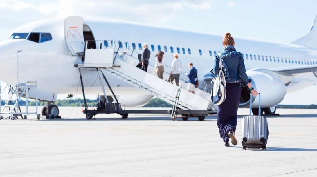 Γιατί επιβιβαζόμαστε στο αεροπλάνο πάντα από την αριστερή πλευρά;