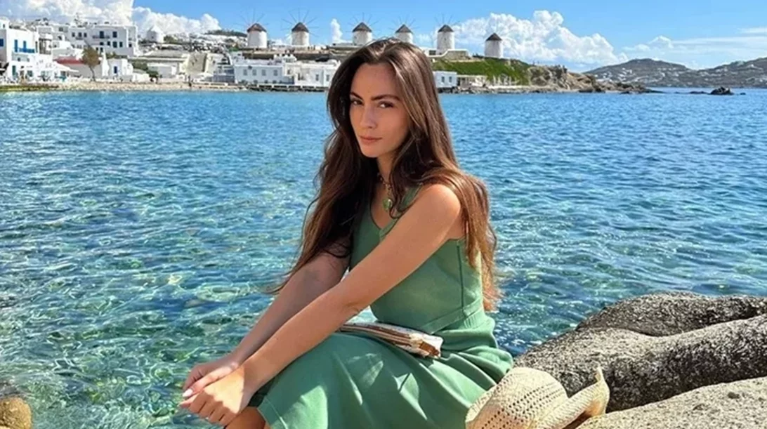 Το πολύ κολακευτικό χτένισμα που λατρεύουν όλες οι Ελληνίδες influencers τώρα