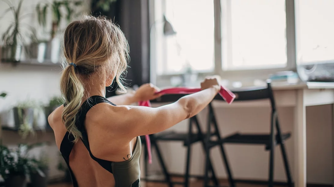 Κυρτοί ώμοι: Οι καλύτερες ασκήσεις για να διορθώσεις τη λάθος στάση σώματος