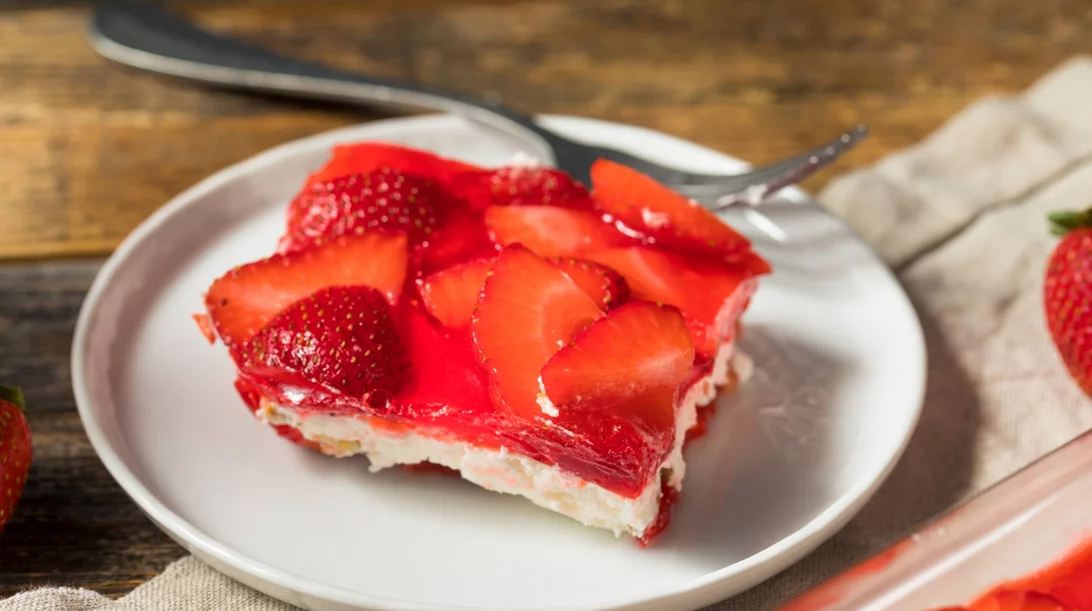 Light γλυκό ψυγείου με γιαούρτι και φράουλες