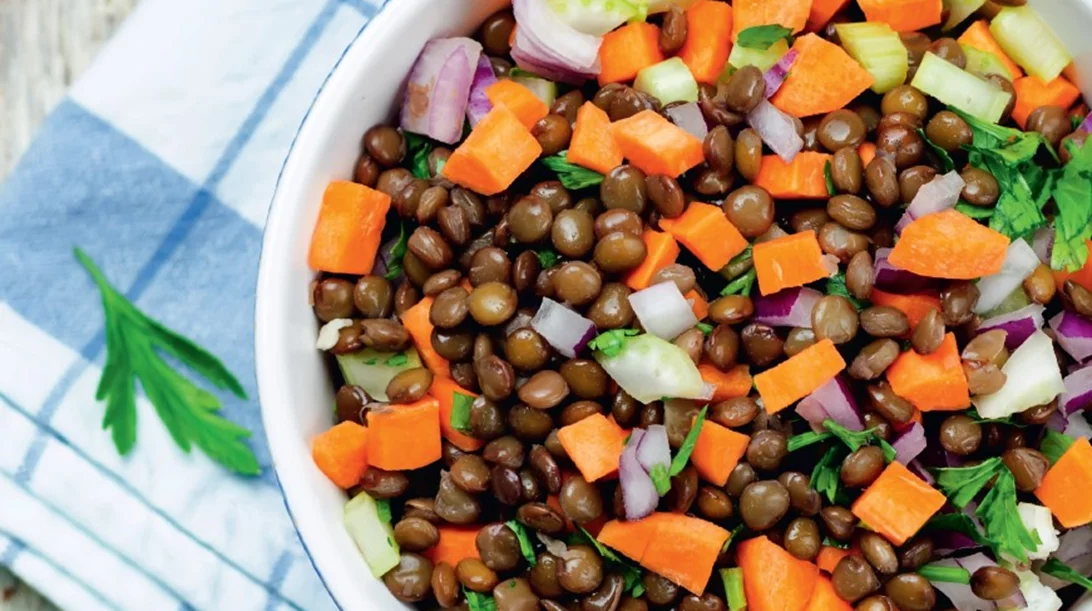 Τρεις σαλάτες με όσπρια ή σιτηρά για ένα υγιεινό και καλοκαιρινό γεύμα