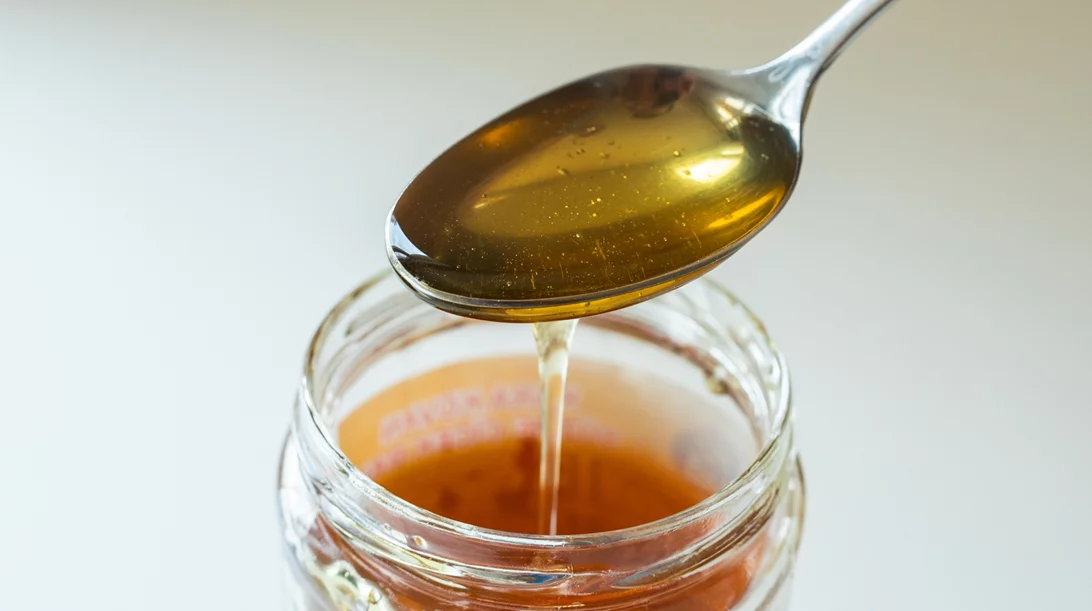 Ο βήχας φεύγει με μέλι; Όλα όσα πρέπει να ξέρεις για τη φυσική θεραπεία