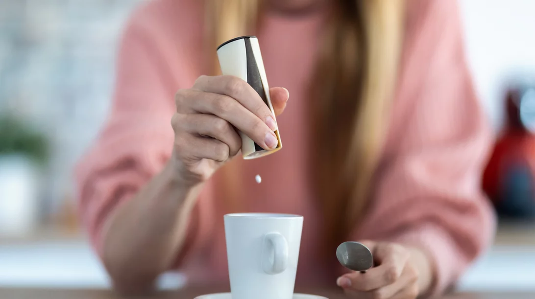 Οδηγός για όλα τα φυσικά και τεχνητά γλυκαντικά: Τι προσφέρει το καθένα, πόσες θερμίδες και τι συστήνει η διατροφολόγος;