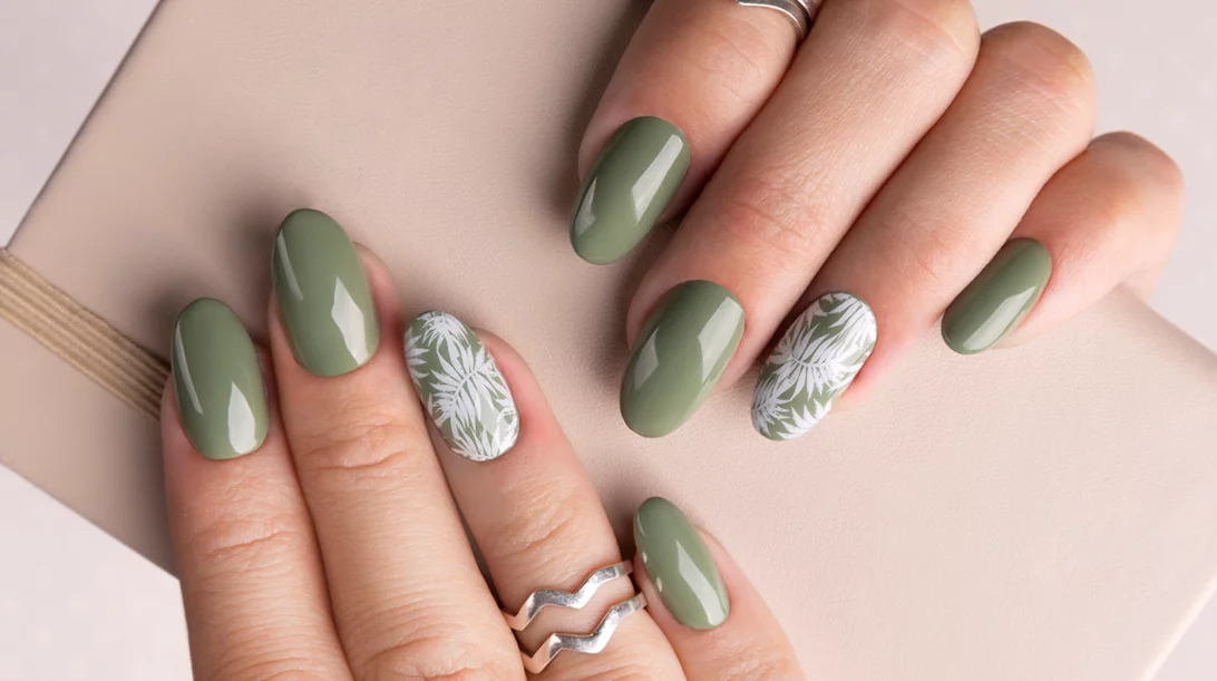 Τα φθινοπωρινά χρώματα στα νύχια που επιλέγουν οι celebrities ξανά και ξανά