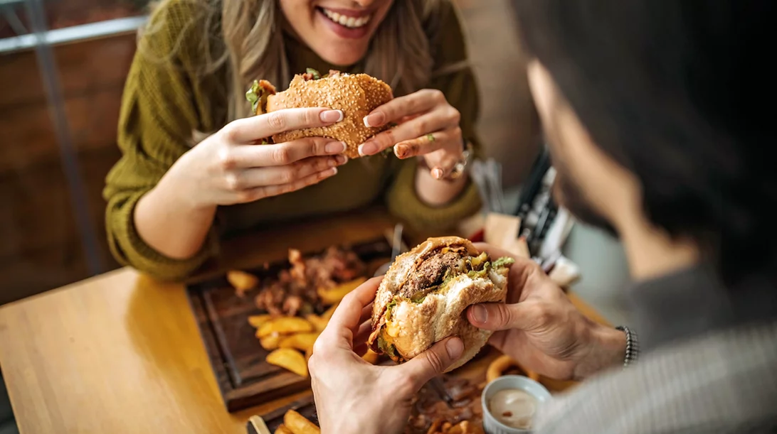 Τρως συνεχεία έξω; Μελέτη αποκαλύπτει τους κινδύνους υγείας της συνήθειας αυτής