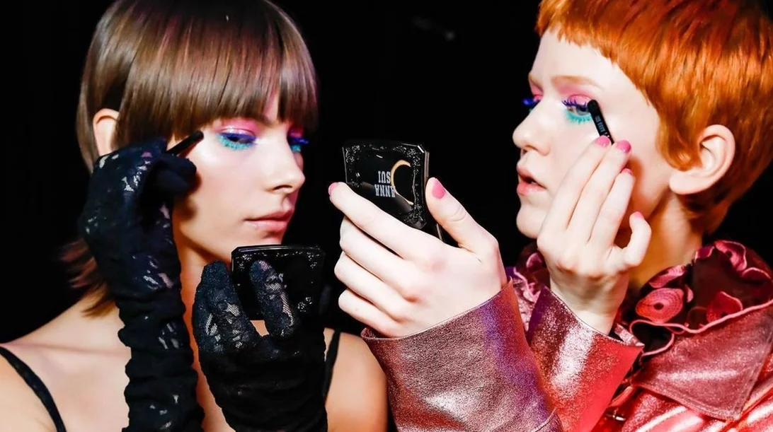 Το είδαμε στα catwalks: To hot trend μακιγιάζ που κάνει τα μάτια πολύ μεγαλύτερα και το βλέμμα πιο φωτεινό