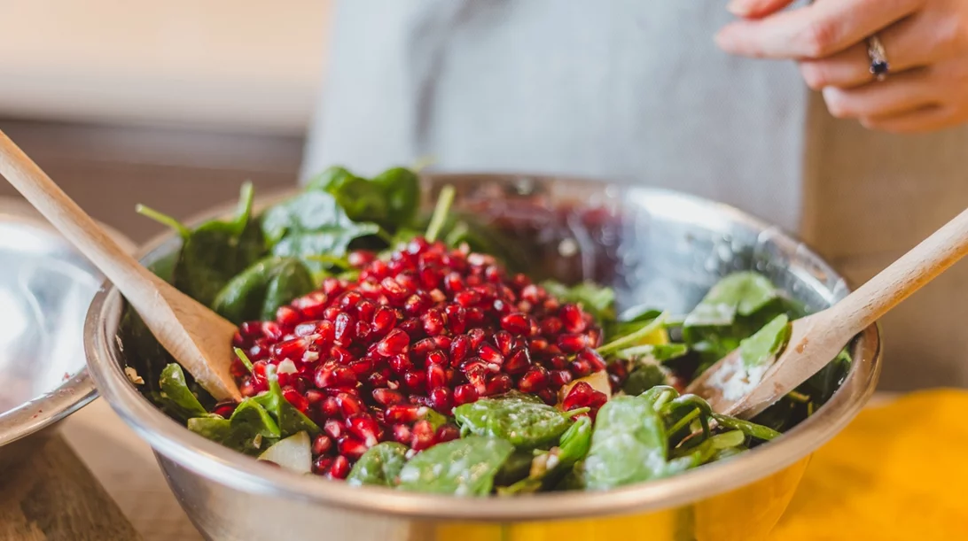 Σαλάτες: 10 φθινοπωρινές συνταγές με λαχανικά και φρούτα της εποχής