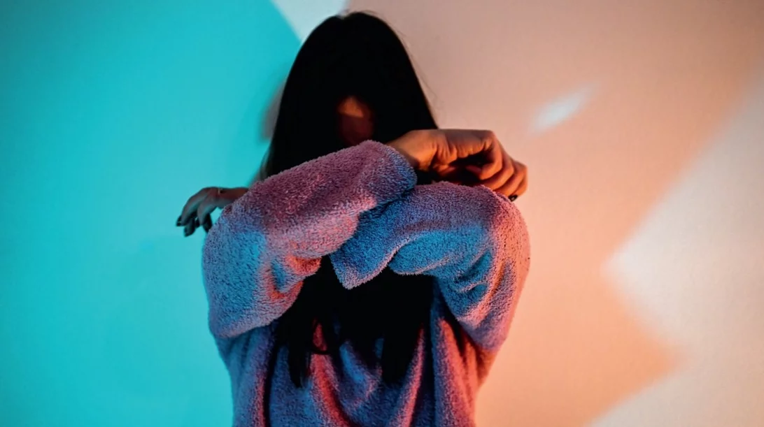 Κρίσεις πανικού: Τι συμβαίνει πραγματικά στο σώμα σου όταν το άγχος σε κατακλύζει