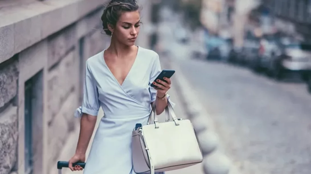 5 beauty items που κάθε "it" girl θα έχει στη βαλίτσα των διακοπών φέτος το καλοκαίρι