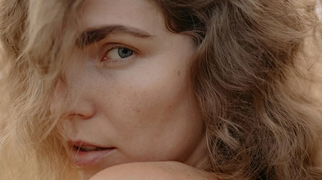 Το μυστικό για να καμουφλάρεις τις καφέ κηλίδες χωρίς βαρύ μακιγιάζ