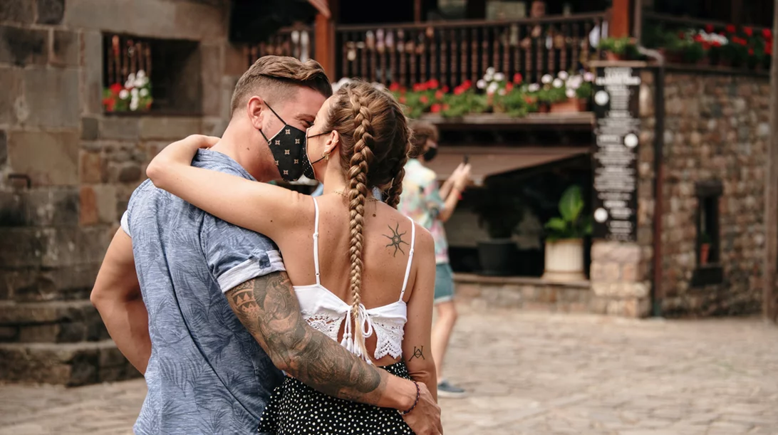 Σεξ στην εποχή του κορονοϊού: Τι έχει αλλάξει και πώς θα το απολαύσουμε χωρίς ρίσκο;