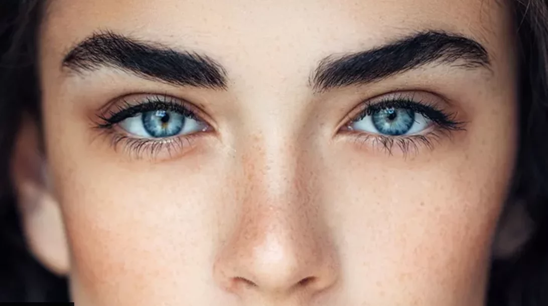 H μικρή αλλαγή στη skincare ρουτίνα που προλαμβάνει το πόδι της χήνας