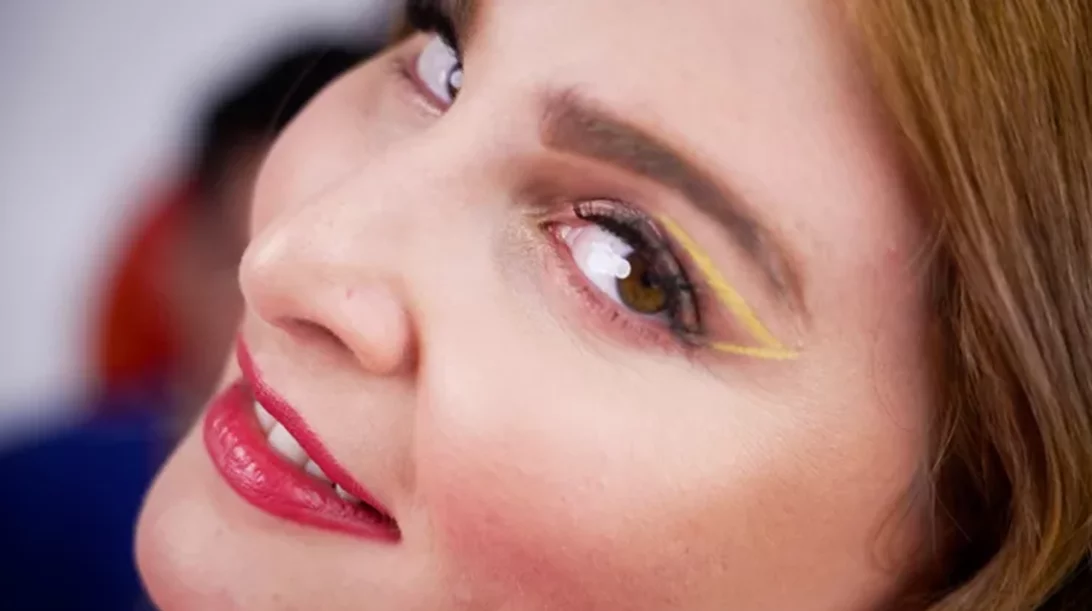 H Εβελίνα Νικόλιζα απαντά σε 3 beauty ερωτήσεις στο πιο απολαυστικό βίντεο που θα δεις σήμερα