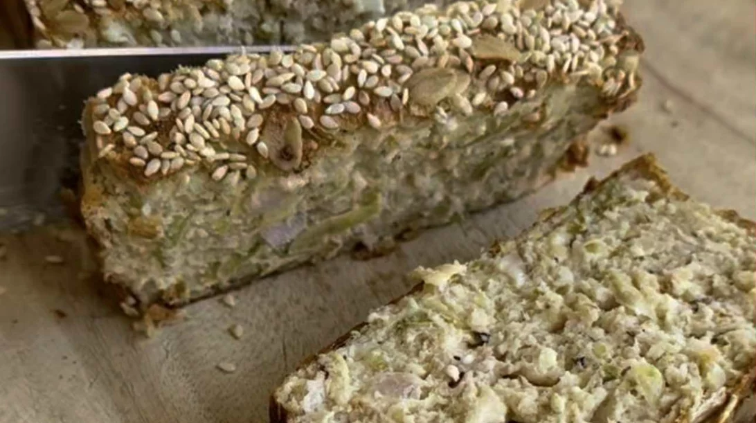 Αλμυρό κέικ με κολοκυθάκια και φέτα - ιδανικό αν έχεις θέμα με το σάκχαρό σου!