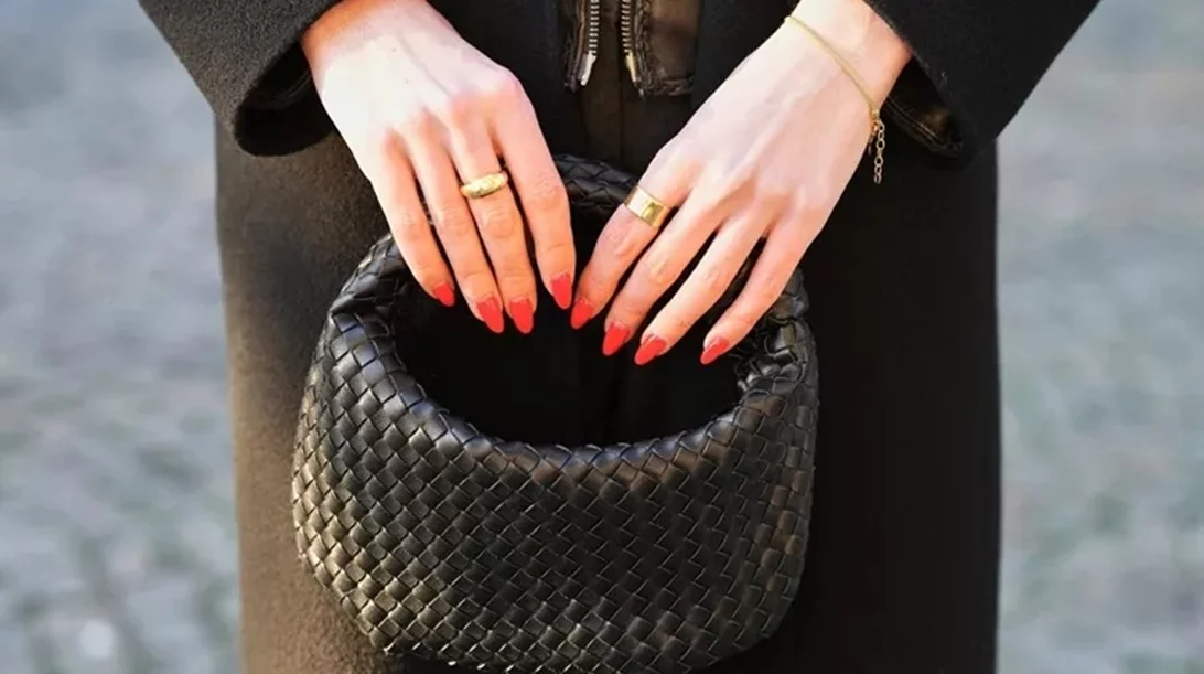 Ημέρα του Αγίου Βαλεντίνου: 5 κομψά μανικιούρ που αναδεικνύουν τα κοντά νύχια