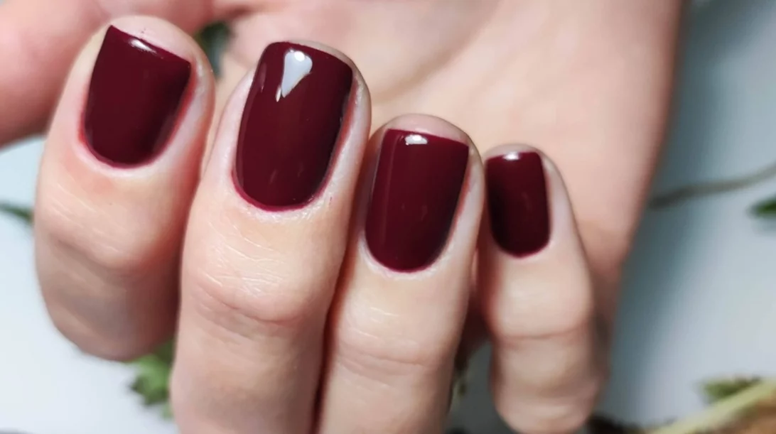 Dark cherry: 6 τρόποι να εντάξεις το 'it' χρώμα στο look σου