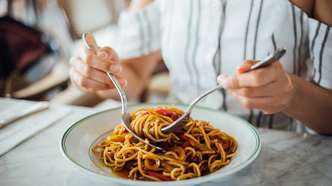 Έφαγες υδατάνθρακες και είδες +1 κιλό στη ζυγαριά: Γιατί ΔΕΝ είναι λίπος;