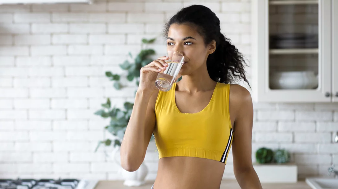 Βοηθάει η κατανάλωση ζεστού νερού στην απώλεια του κοιλιακού λίπους;