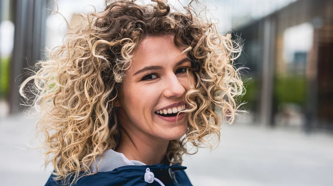 Φυσικά σγουρά μαλλιά: Οι top συμβουλές για τις πιο καλοσχηματισμένες μπούκλες