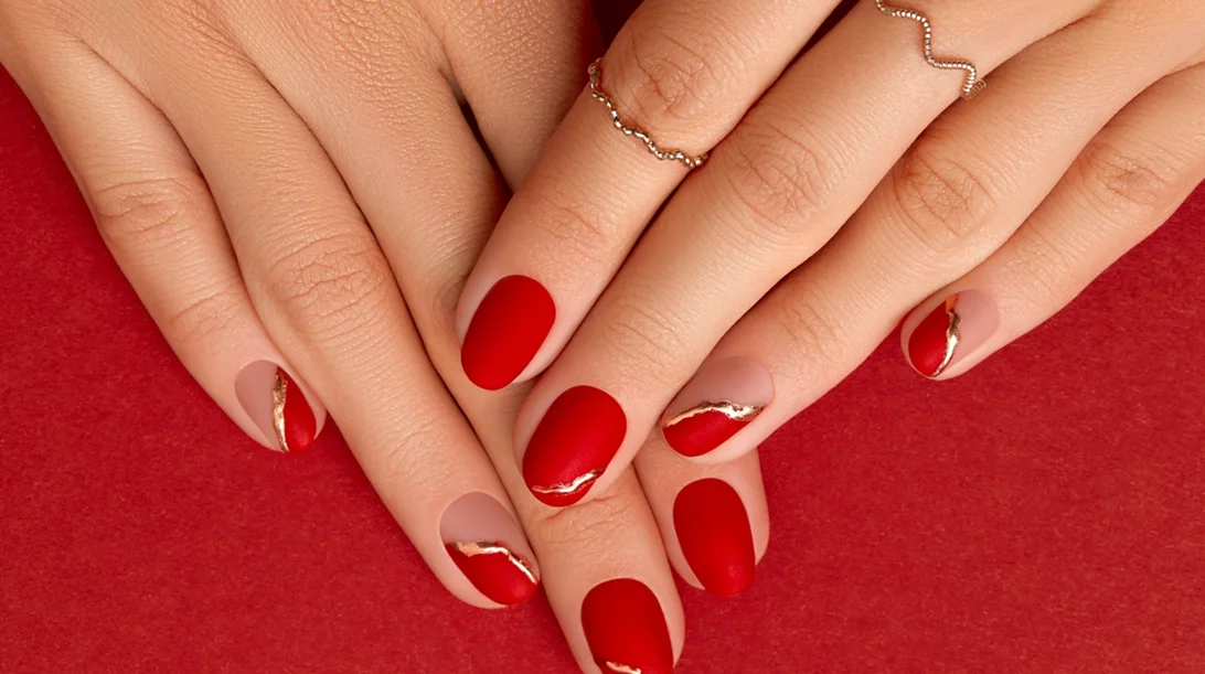 5 festive ιδέες για το μανικιούρ των Χριστουγέννων, ιδανικές για κοντά νύχια