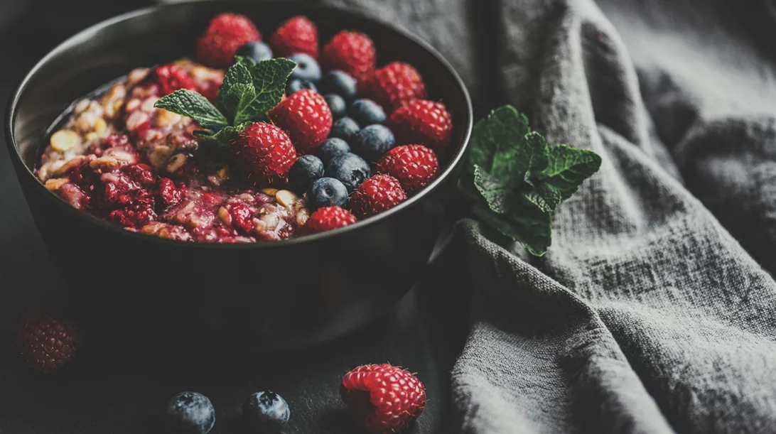 Τα "δημητριακά" της φύσης: Το viral πρωινό γεύμα με μούρα και νερό καρύδας