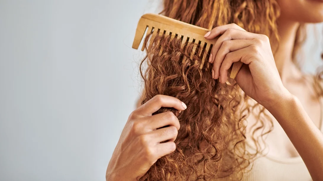 Super curls: Όλα τα κομψά χτενίσματα που μπορείς να κάνεις αν έχεις σγουρά μαλλιά