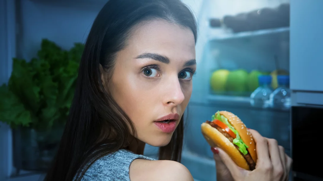 Από ποιον καρκίνο κινδυνεύεις εάν τρως αργά το βράδυ;