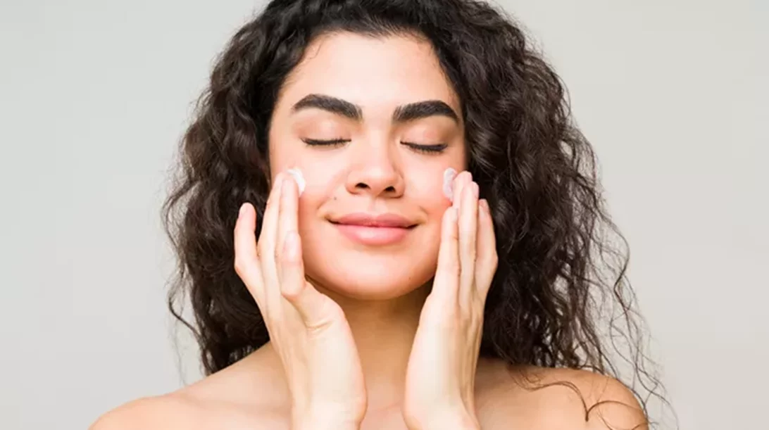 Θες κάλυψη και αντηλιακή προστασία ταυτόχρονα; Τα αντηλιακά προσώπου με χρώμα που κάνουν ακριβώς αυτό