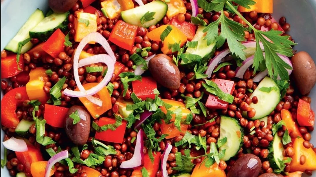 Σαλάτα με φακές και κινόα για ένα γεύμα με πρωτεΐνη υψηλής βιολογικής αξίας