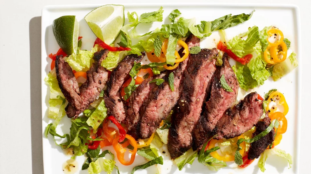Σαλάτα με μοσχάρι αρωματισμένο με καφέ και τσίλι