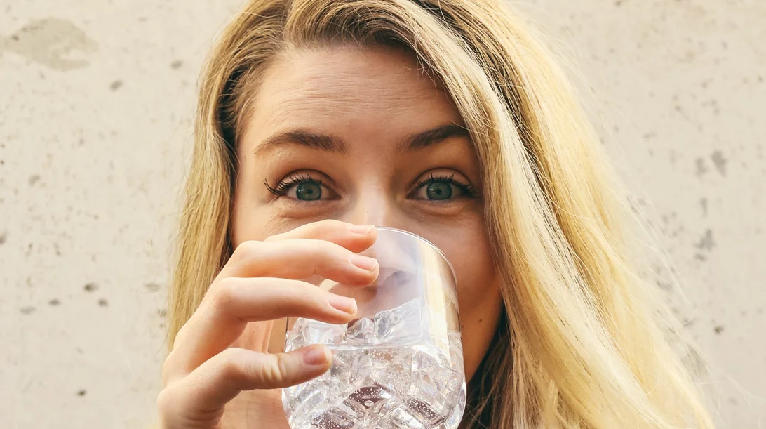 Aφυδάτωση: Γιατί συμβαίνει, τα συμπτώματα και η σχέση της με την κατακράτηση υγρών