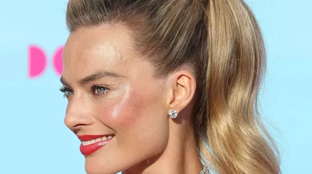 Tonal Mannequin Mani: Η Margot Robbie με μανικιούρ στο χρώμα του δέρματος - ό,τι πιο κομψό είδαμε σήμερα