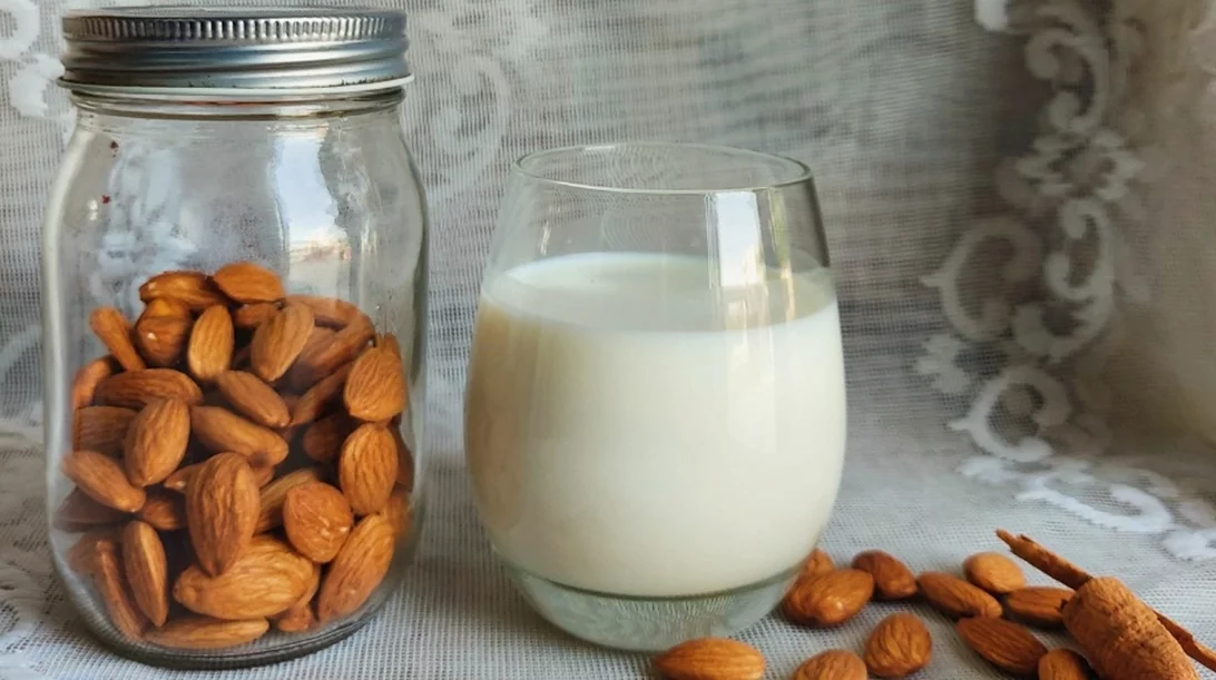 Πώς θα φτιάξεις μόνη σου γάλα αμυγδάλου