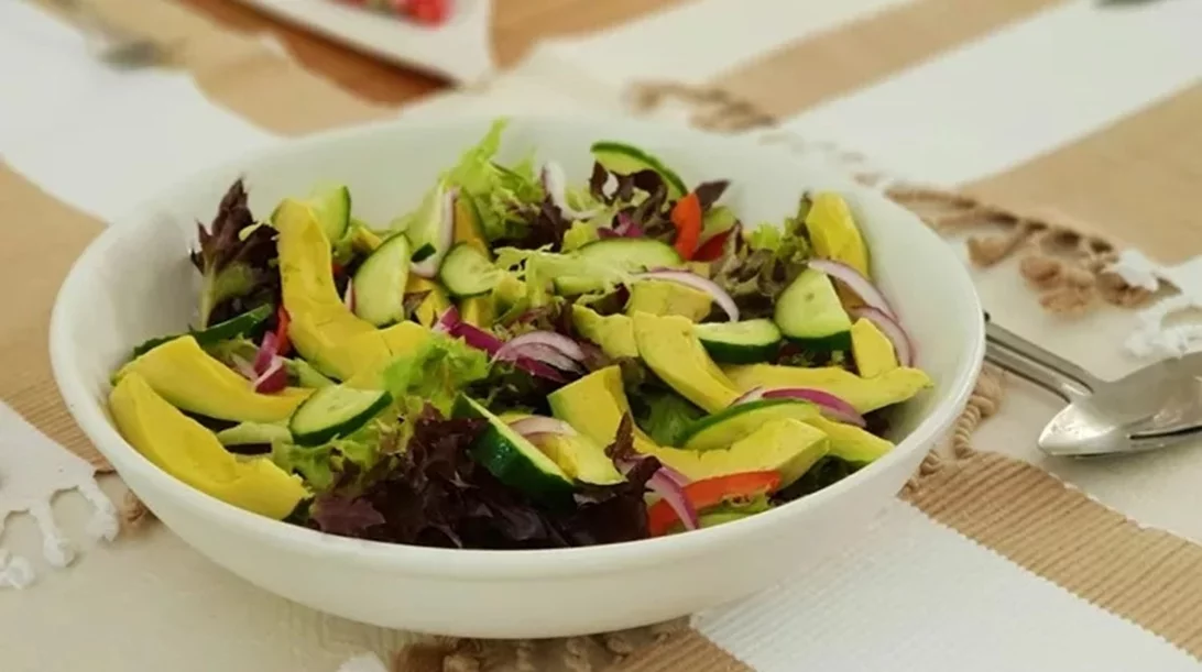 Γρήγορο γεύμα για το γραφείο: Εσύ ακόμη να δοκιμάσεις τη viral σαλάτα με τραγανό ρύζι;