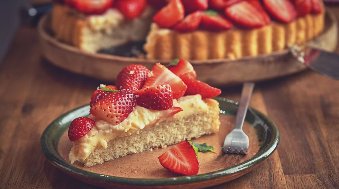 Σαν υγιεινό cheesecake: Vegan τάρτα με κρέμα λεμονιού και φράουλες από τη διατροφολόγο