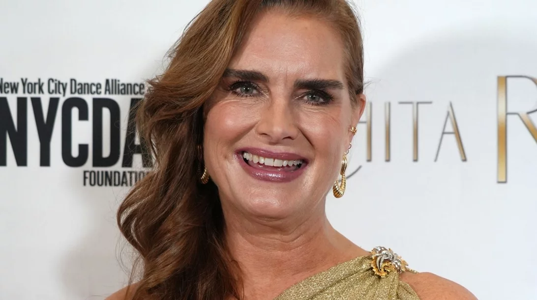 H Brooke Shields μοιράζεται το δικό της tip για το πώς θα έχουμε φανταστικά φρύδια