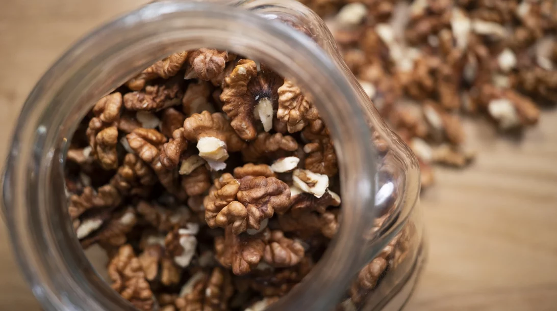 Τι μπορεί να συμβεί στο δέρμα μας εάν τρώμε κάθε μέρα καρύδια