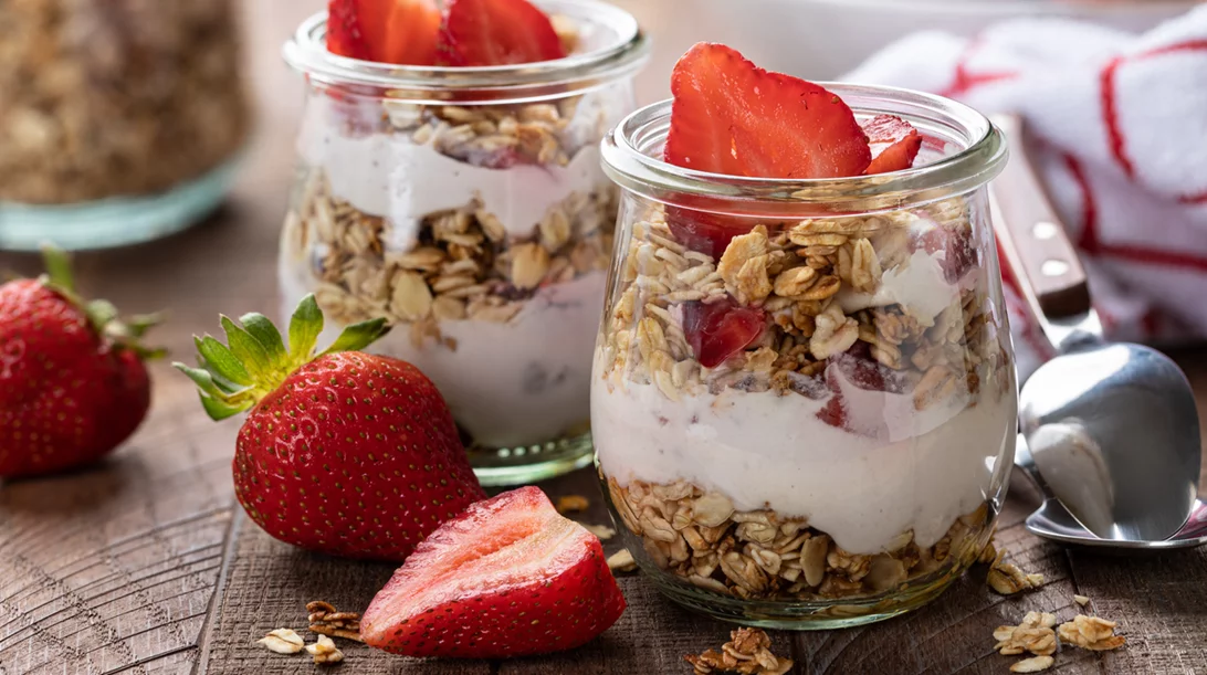 Ετοίμασε το πιο γευστικό πρωινό από το βράδυ: Σοκολατένιο overnight oats με φράουλες