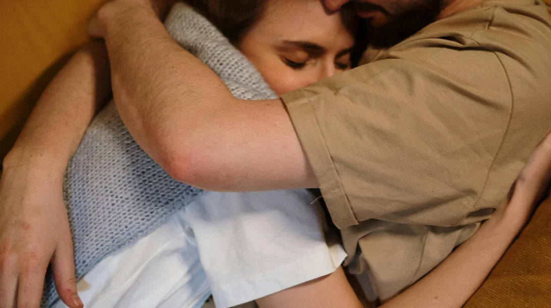 Οξυτοκίνη, το χημικό της αγάπης: Γιατί η αγκαλιά είναι πιο δυνατή από ό,τι νομίζεις