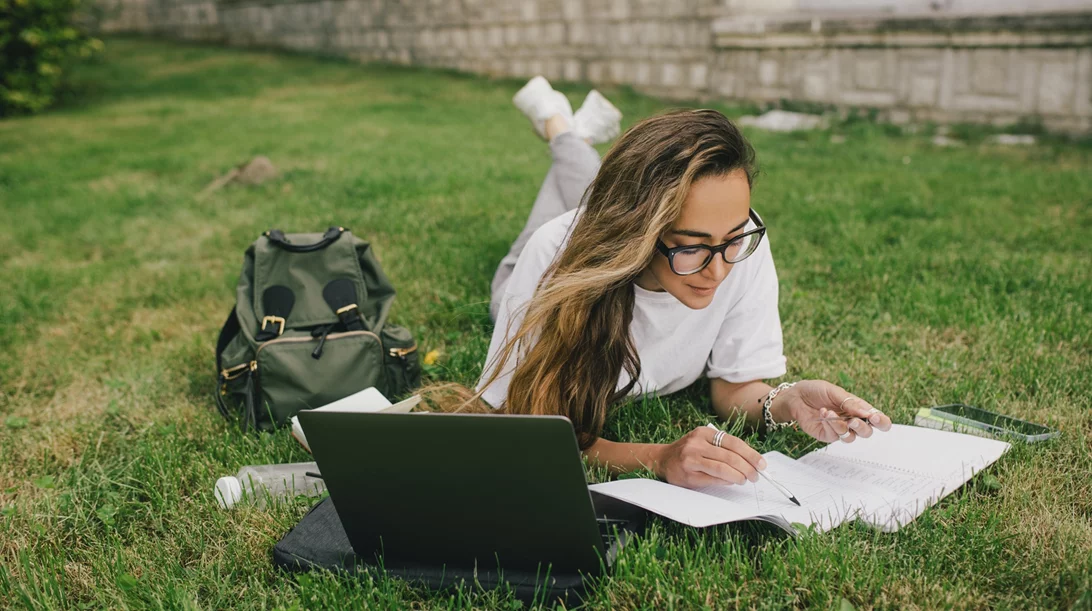 Εξετάσεις και διάβασμα: 10 συμβουλές από τον οφθαλμίατρο για να προστατέψεις τα μάτια σου